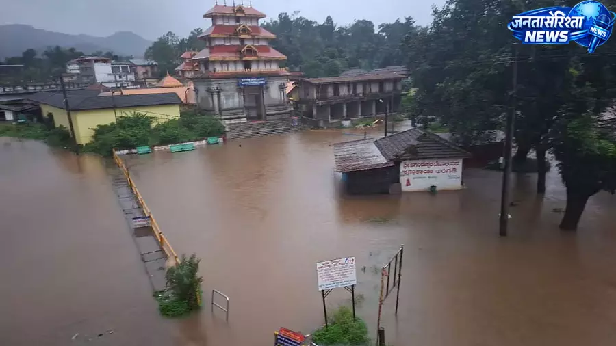 कोडगु में भारी बारिश से जलभराव, भागमंडल मंदिर की सीढ़ियों तक पहुंचा नदी का पानी कोडगु में भारी बारिश से जलभराव, भागमंडल मंदिर की सीढ़ियों तक पहुंचा नदी का पानी