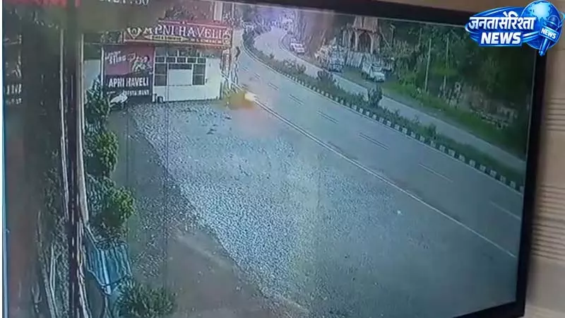 सुंदरनगर फोरलेन पर दर्दनाक हादसा, बिजली के पोल से टकराई बाइक सुंदरनगर फोरलेन पर दर्दनाक हादसा, बिजली के पोल से टकराई बाइक
