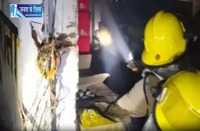 शराब दुकान में आगजनी की घटना, लाखों का शराब जलकर नष्ट शराब दुकान में आगजनी की घटना, लाखों का शराब जलकर नष्ट
