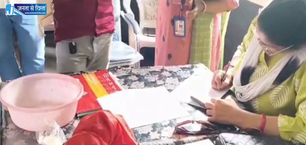 महिला टीचर ने स्कूल में अंधविश्वास वाली हरकत की, सस्पेंड महिला टीचर ने स्कूल में अंधविश्वास वाली हरकत की, सस्पेंड