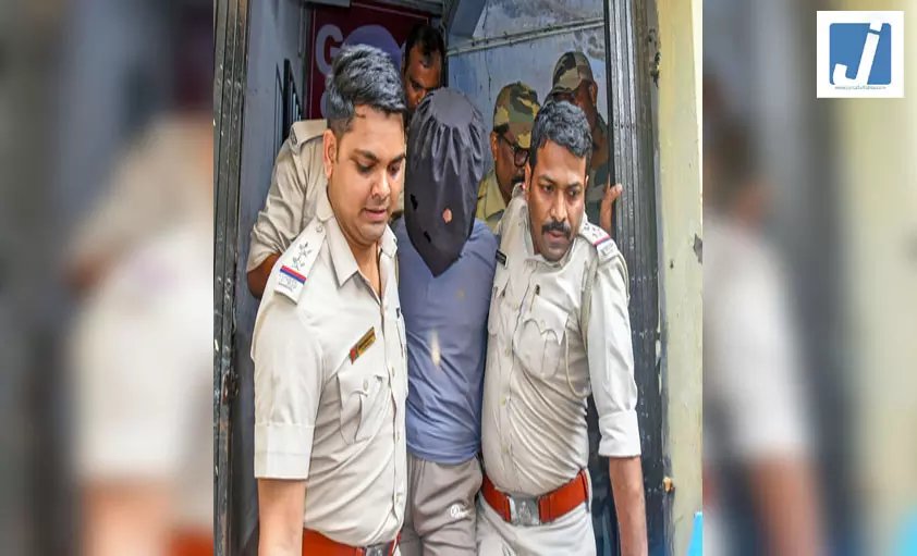 जैश-ए-मोहम्मद के संदिग्ध आतंकी की सिलाई की दुकान मिली, पिता फरार जैश-ए-मोहम्मद के संदिग्ध आतंकी की सिलाई की दुकान मिली, पिता फरार