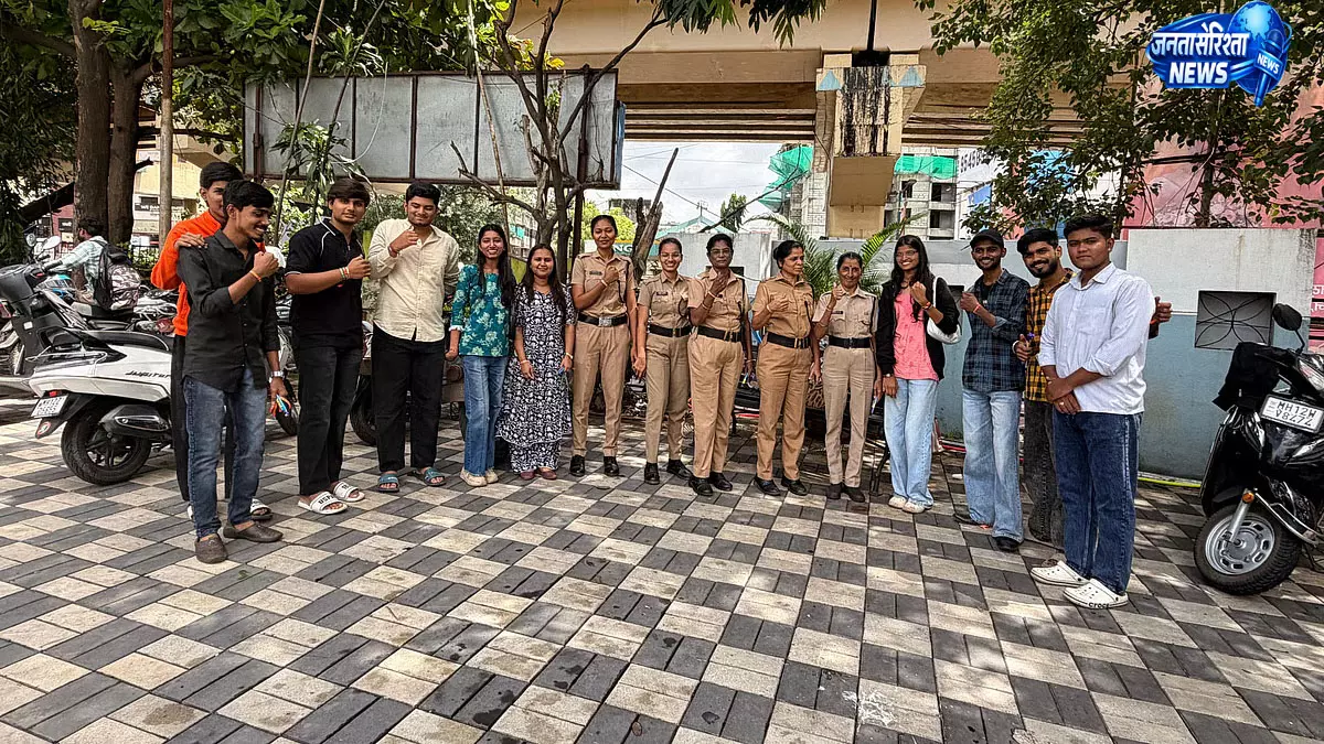 फ्रेंडशिप डे पर पुलिस को बांधे बैंड, भरोसे का दिया संदेश फ्रेंडशिप डे पर पुलिस को बांधे बैंड, भरोसे का दिया संदेश