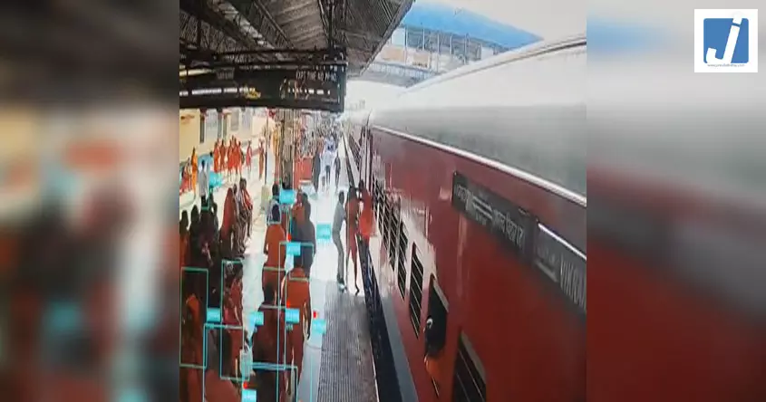 स्टेशन पर RPF सिपाही की सतर्कता से दो कांवड़ियों की जान बची, LIVE वीडियो... स्टेशन पर RPF सिपाही की सतर्कता से दो कांवड़ियों की जान बची, LIVE वीडियो...