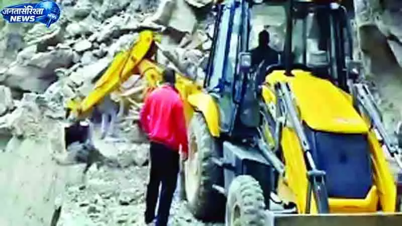 भू-स्खलन संभावित स्थानों पर तैनात है पीडब्ल्यूडी की मशीनरी भू-स्खलन संभावित स्थानों पर तैनात है पीडब्ल्यूडी की मशीनरी