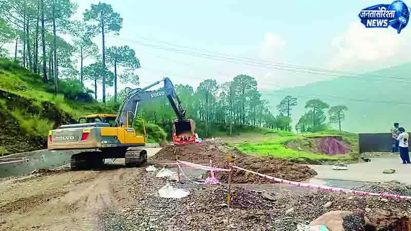 कोटरोपी में युद्ध स्तर पर मरम्मत का काम कोटरोपी में युद्ध स्तर पर मरम्मत का काम