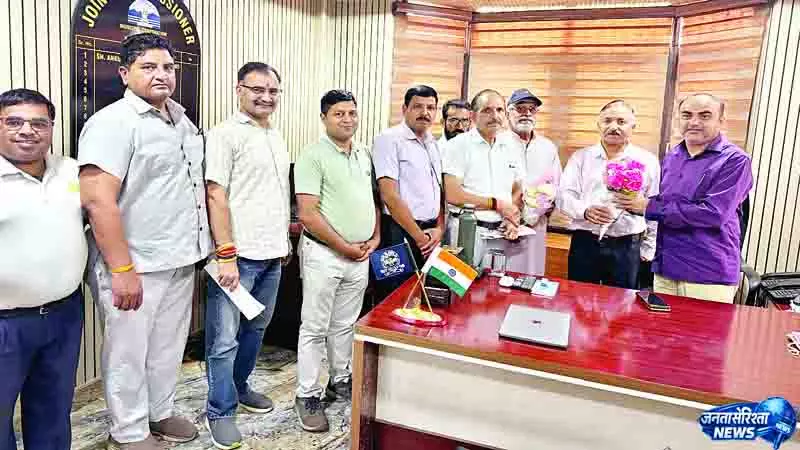 समस्याओं को लेकर आयुक्त से मिला प्रतिनिधिमंडल समस्याओं को लेकर आयुक्त से मिला प्रतिनिधिमंडल