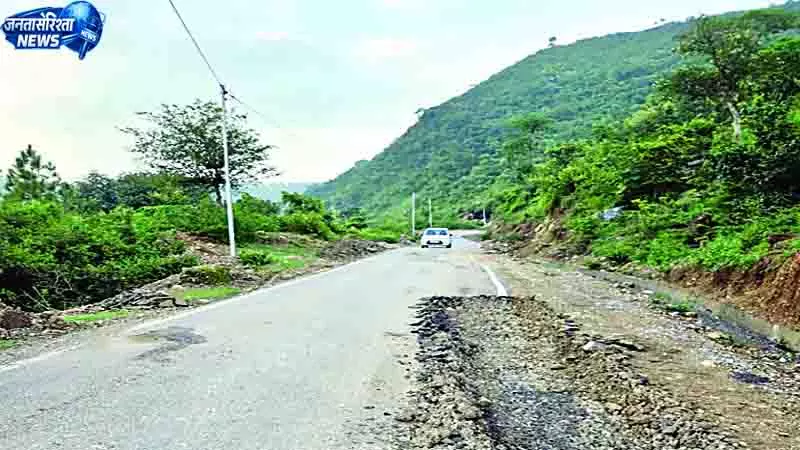 महीने में ही उखड़ गई बायला-धौलाकुंआ रोड की टायरिंग महीने में ही उखड़ गई बायला-धौलाकुंआ रोड की टायरिंग
