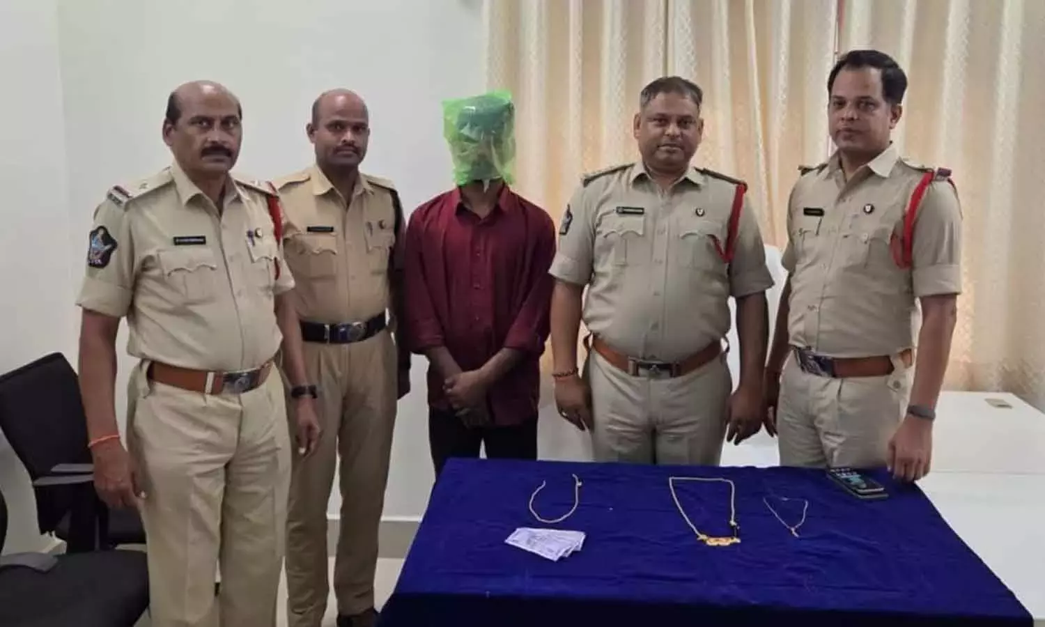 Andhra: पुलिस ने चोरी के दो मामलों का खुलासा किया, सात लाख रुपये की संपत्ति बरामद की Andhra: पुलिस ने चोरी के दो मामलों का खुलासा किया, सात लाख रुपये की संपत्ति बरामद की