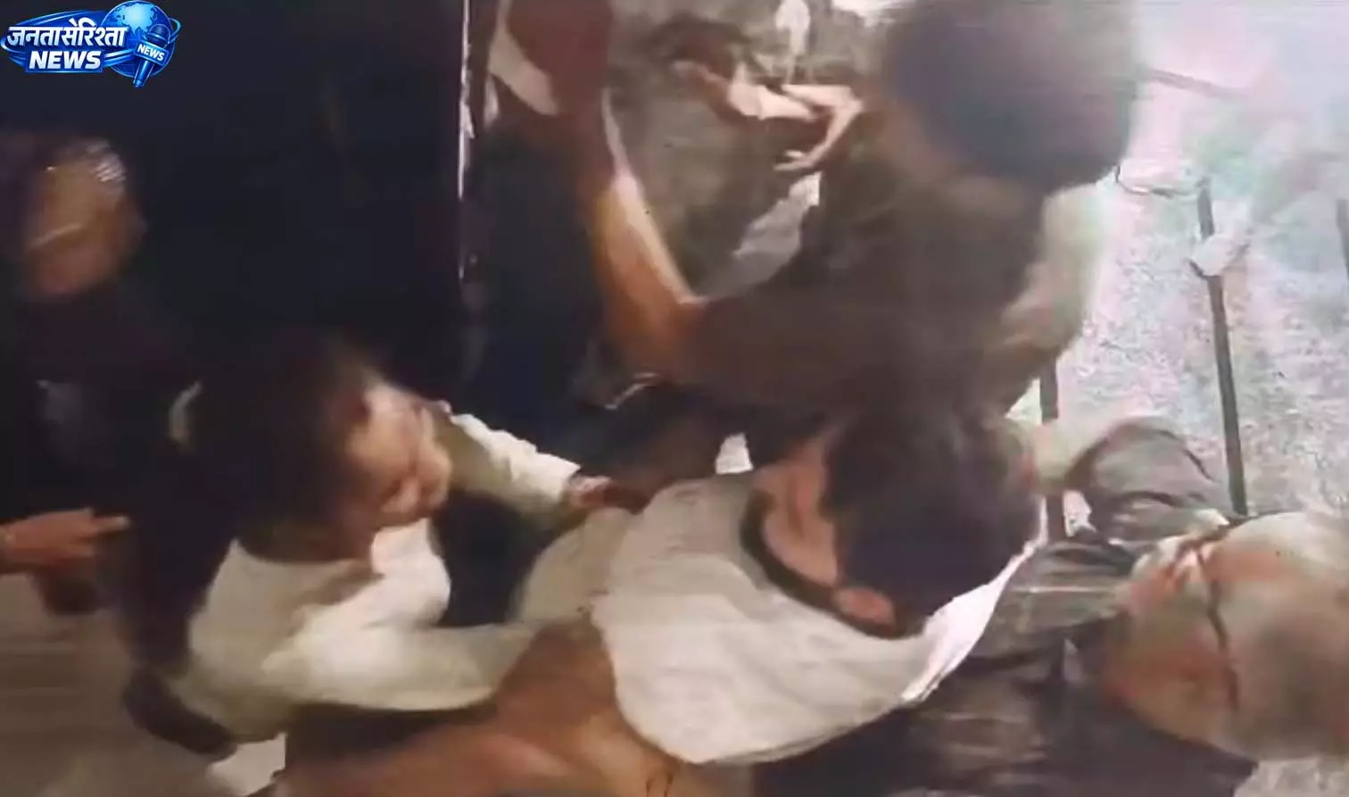 सोसायटी के मर्दों ने घर में घुसकर महिला के साथ की छेड़खानी, देखें VIDEO... सोसायटी के मर्दों ने घर में घुसकर महिला के साथ की छेड़खानी, देखें VIDEO...