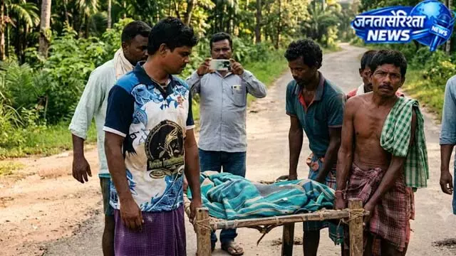 बीमार महिला को खटिया पर लादकर पहुंचाया अस्पताल बीमार महिला को खटिया पर लादकर पहुंचाया अस्पताल