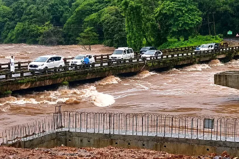 Karnataka में बारिश से भूस्खलन; तीन लोगों की मौत, रेल सेवाएं प्रभावित Karnataka में बारिश से भूस्खलन; तीन लोगों की मौत, रेल सेवाएं प्रभावित