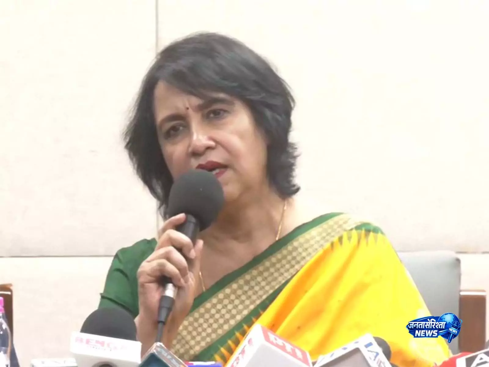 तसलीमा नसरीन ने कोलकाता में स्वागत पर जताई खुशी तसलीमा नसरीन ने कोलकाता में स्वागत पर जताई खुशी