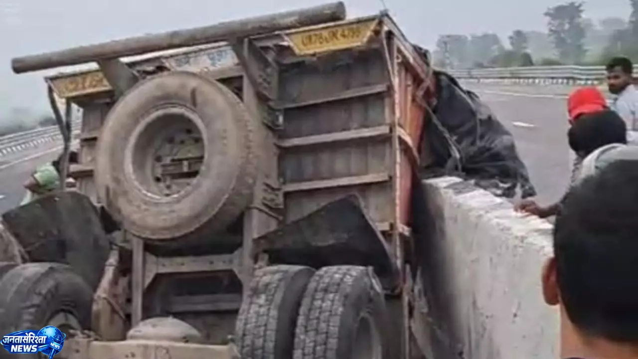 तेज रफ्तार डीसीएम बनी काल, गोरखपुर में हादसे में चालक और खलासी की मौत तेज रफ्तार डीसीएम बनी काल, गोरखपुर में हादसे में चालक और खलासी की मौत