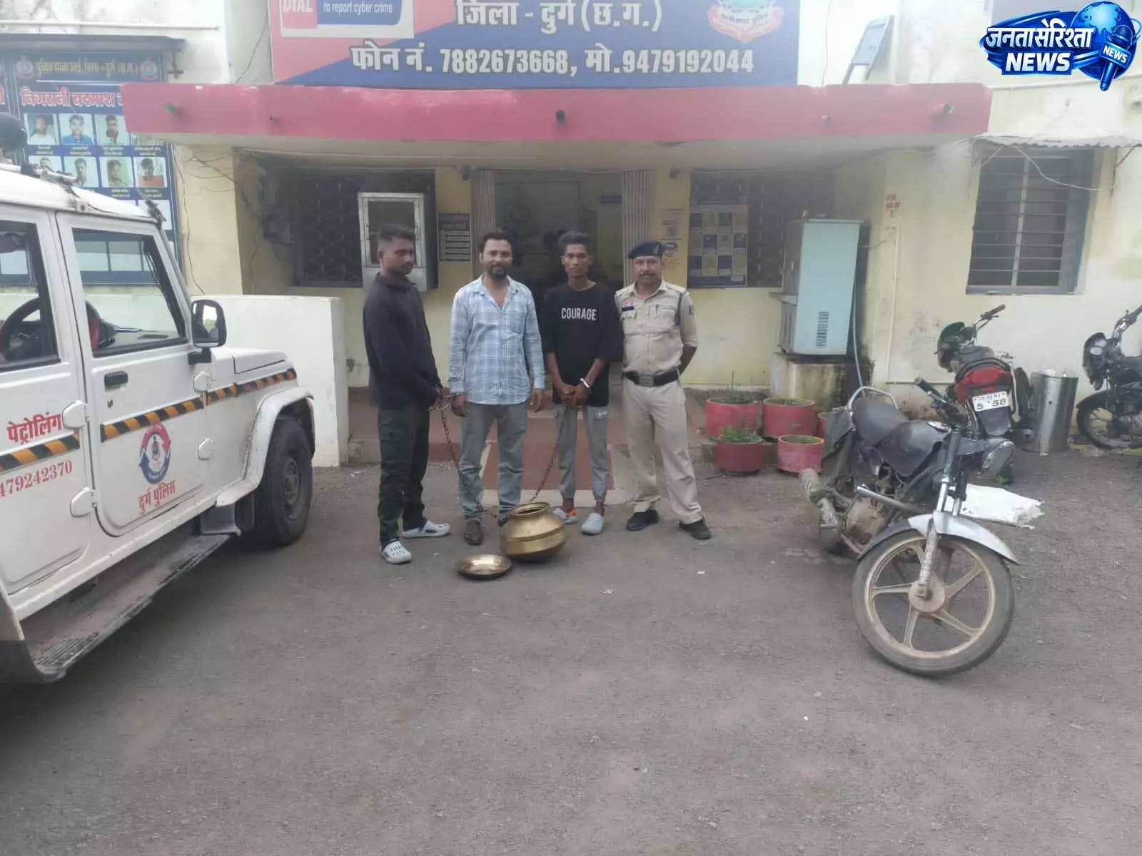दुर्ग पुलिस ने 24 घंटे में सुलझाई घर चोरी की गुत्थी, 3 आरोपी गिरफ्तार दुर्ग पुलिस ने 24 घंटे में सुलझाई घर चोरी की गुत्थी, 3 आरोपी गिरफ्तार