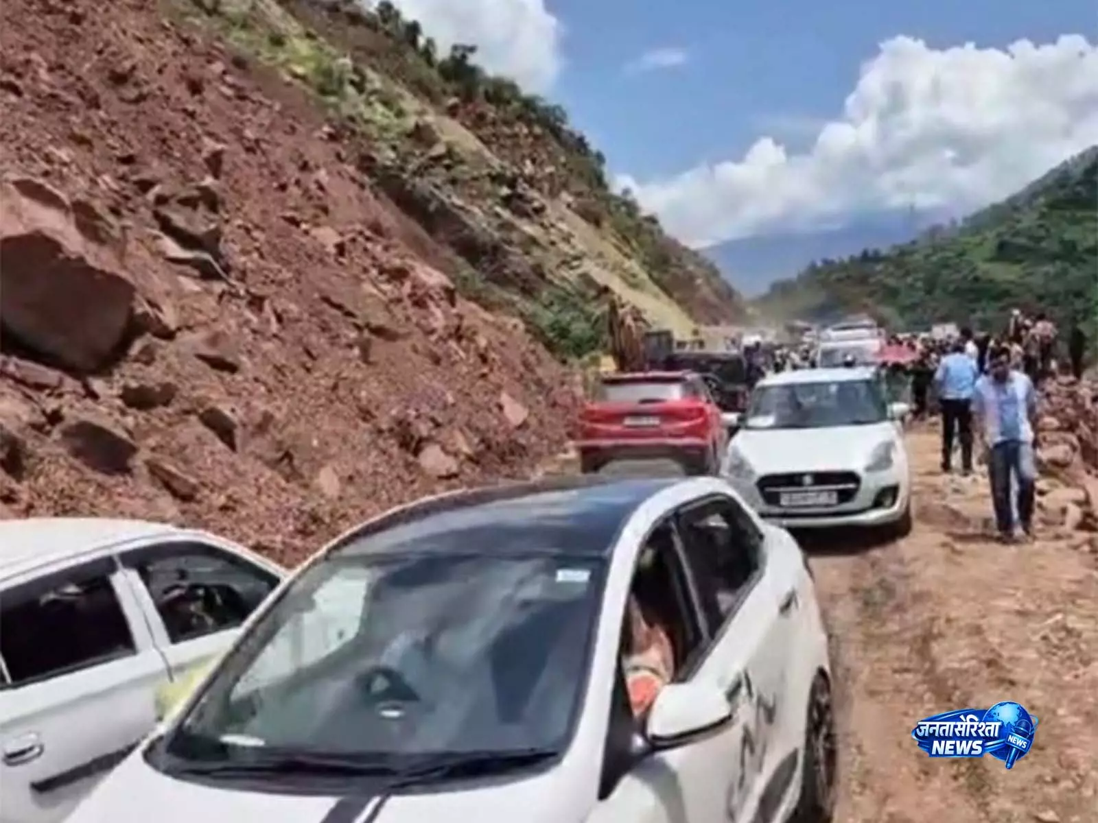 NHAI ने नियंत्रित ब्लास्टिंग से जम्मू-श्रीनगर हाईवे के बोल्डर हटाए NHAI ने नियंत्रित ब्लास्टिंग से जम्मू-श्रीनगर हाईवे के बोल्डर हटाए
