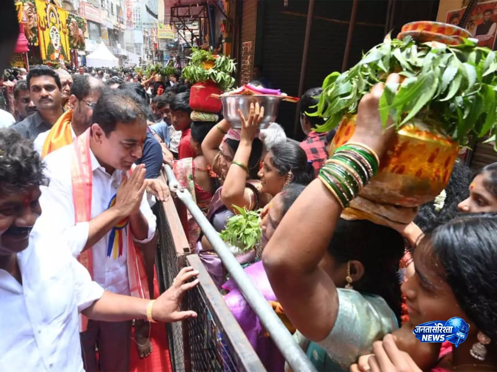 KTR ने बोनालु पर उज्जैनी महाकाली मंदिर में की पूजा