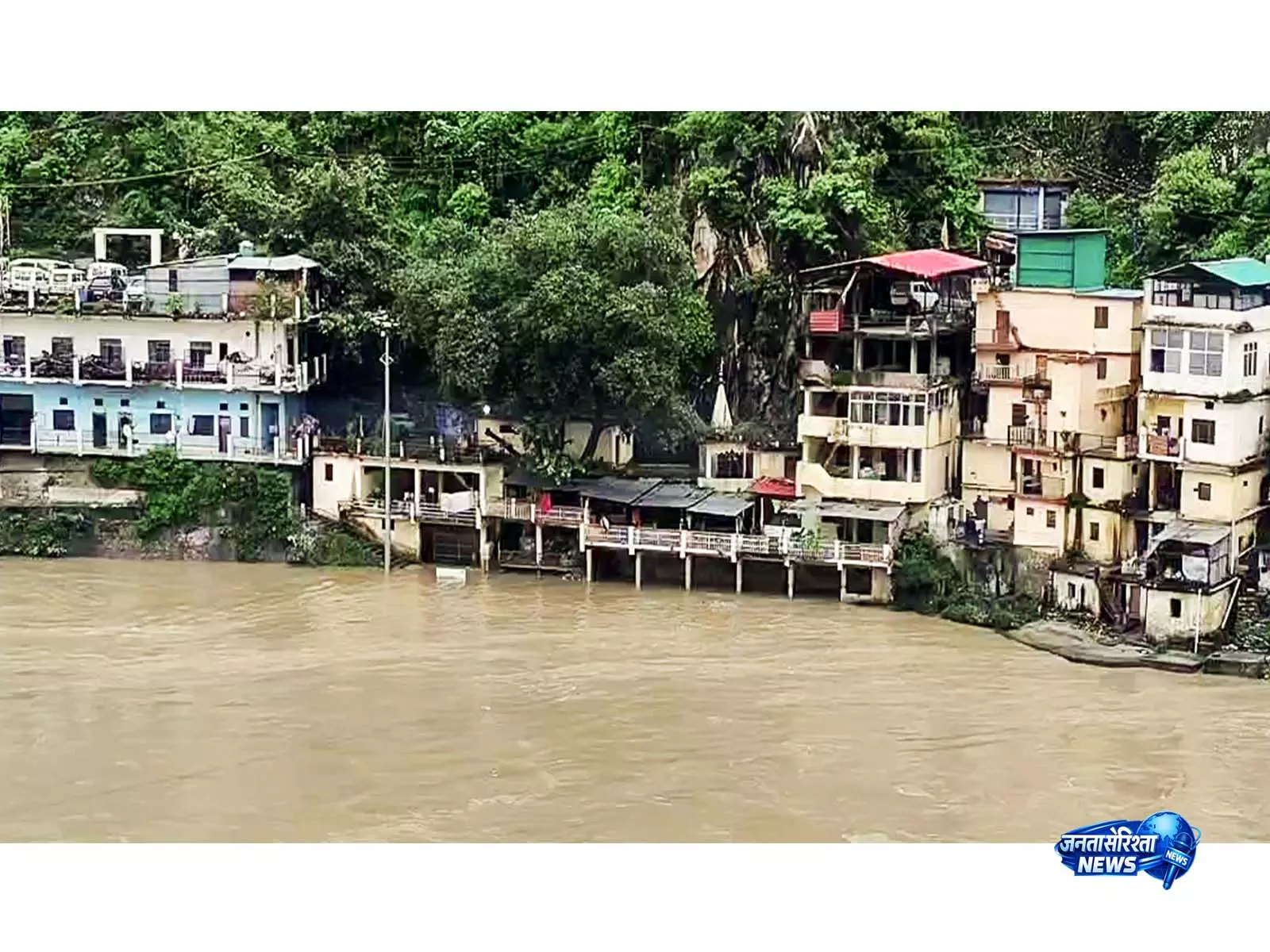 रुद्रप्रयाग में भारी बारिश के कारण भूस्खलन और यातायात में बाधा रुद्रप्रयाग में भारी बारिश के कारण भूस्खलन और यातायात में बाधा