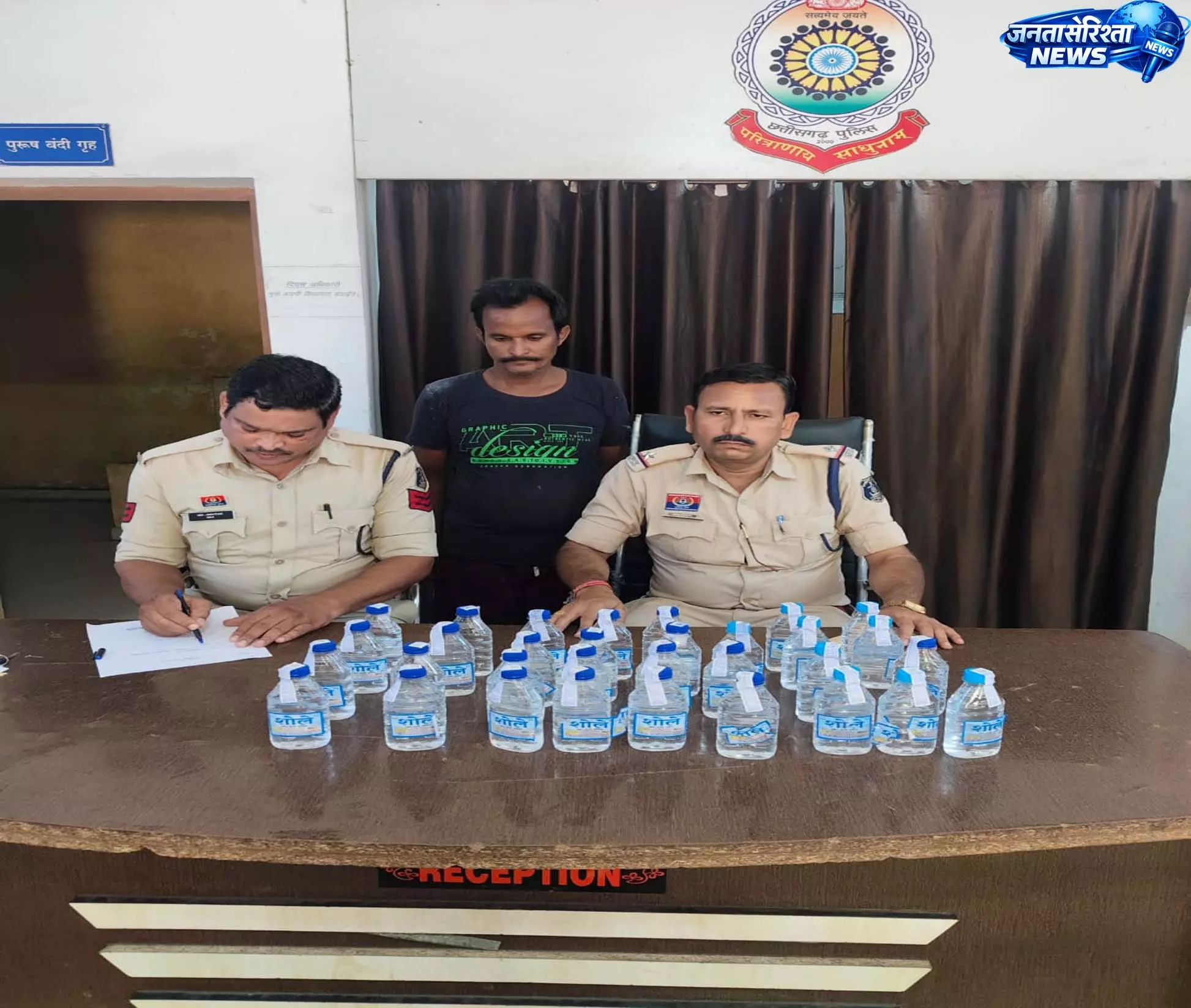 सिरगिट्टी पुलिस की कार्रवाई, 35 पाव देशी शराब के साथ तस्कर गिरफ्तार सिरगिट्टी पुलिस की कार्रवाई, 35 पाव देशी शराब के साथ तस्कर गिरफ्तार