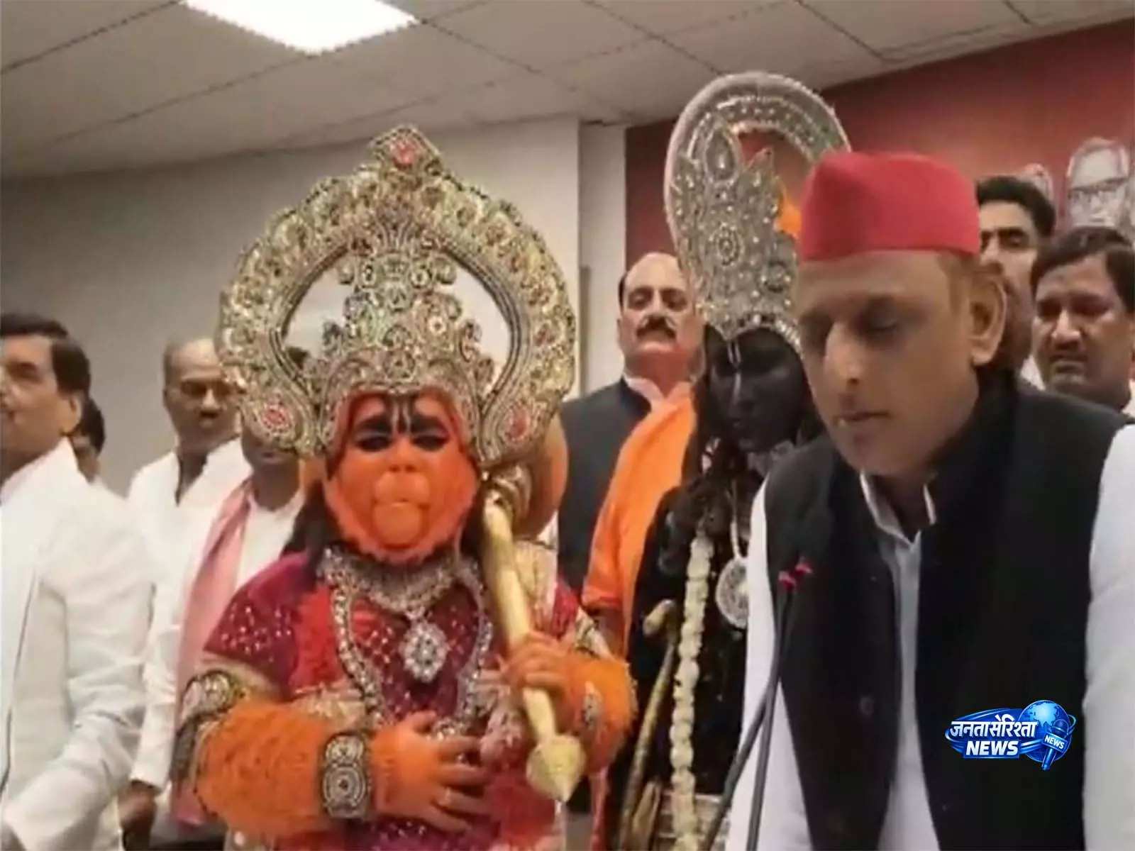 अखिलेश यादव ने रामलीला कलाकारों को किया सम्मानित, दिए 51 हजार रुपये अखिलेश यादव ने रामलीला कलाकारों को किया सम्मानित, दिए 51 हजार रुपये