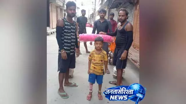 अमरोहा में मासूम की शिवभक्ति की चर्चा, कंधों पर उठाया जल अमरोहा में मासूम की शिवभक्ति की चर्चा, कंधों पर उठाया जल