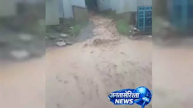 J&K में भारी बारिश का कहर, घरों में घुसा पानी J&K में भारी बारिश का कहर, घरों में घुसा पानी