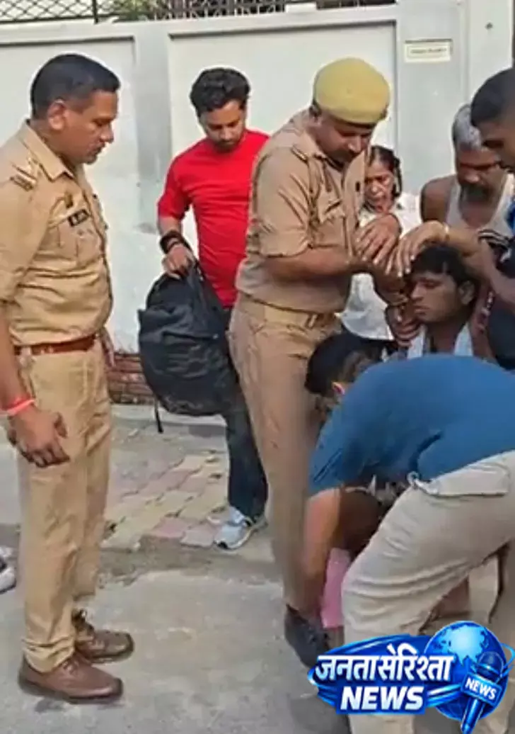 कांवड़ मार्ग पर खाकी का मानवीय चेहरा, पुलिस ने बचाई शिवभक्त की जान कांवड़ मार्ग पर खाकी का मानवीय चेहरा, पुलिस ने बचाई शिवभक्त की जान