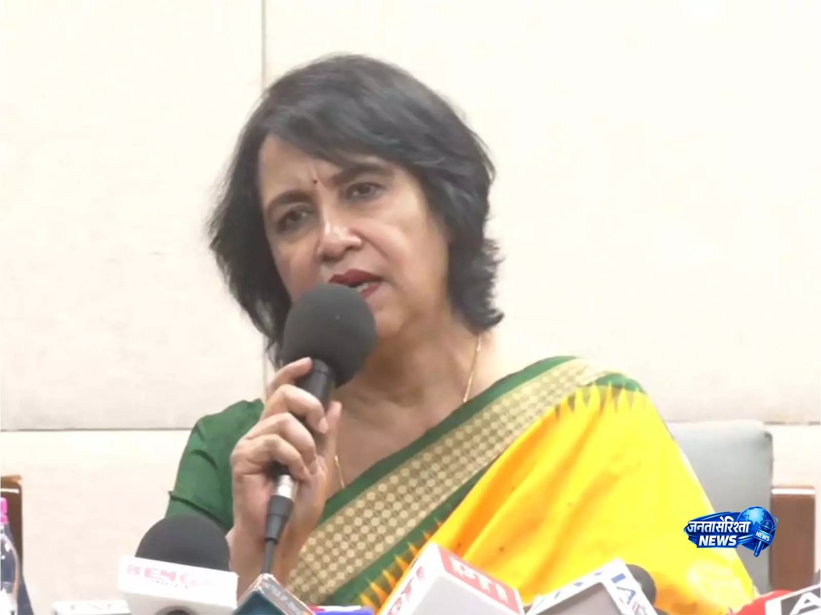 तसलीमा नसरीन ने चिन्मय कृष्ण दास की गिरफ्तारी पर उठाए सवाल तसलीमा नसरीन ने चिन्मय कृष्ण दास की गिरफ्तारी पर उठाए सवाल