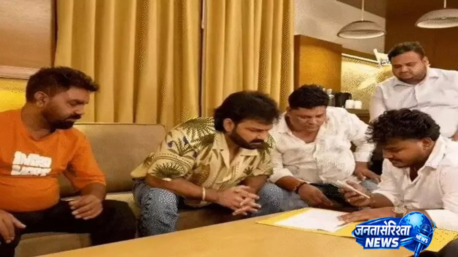 पवन सिंह की रिपोर्ट वाली टेंशन, एलेक्सा से सवाल सुनकर हंस पड़े फैंस पवन सिंह की रिपोर्ट वाली टेंशन, एलेक्सा से सवाल सुनकर हंस पड़े फैंस