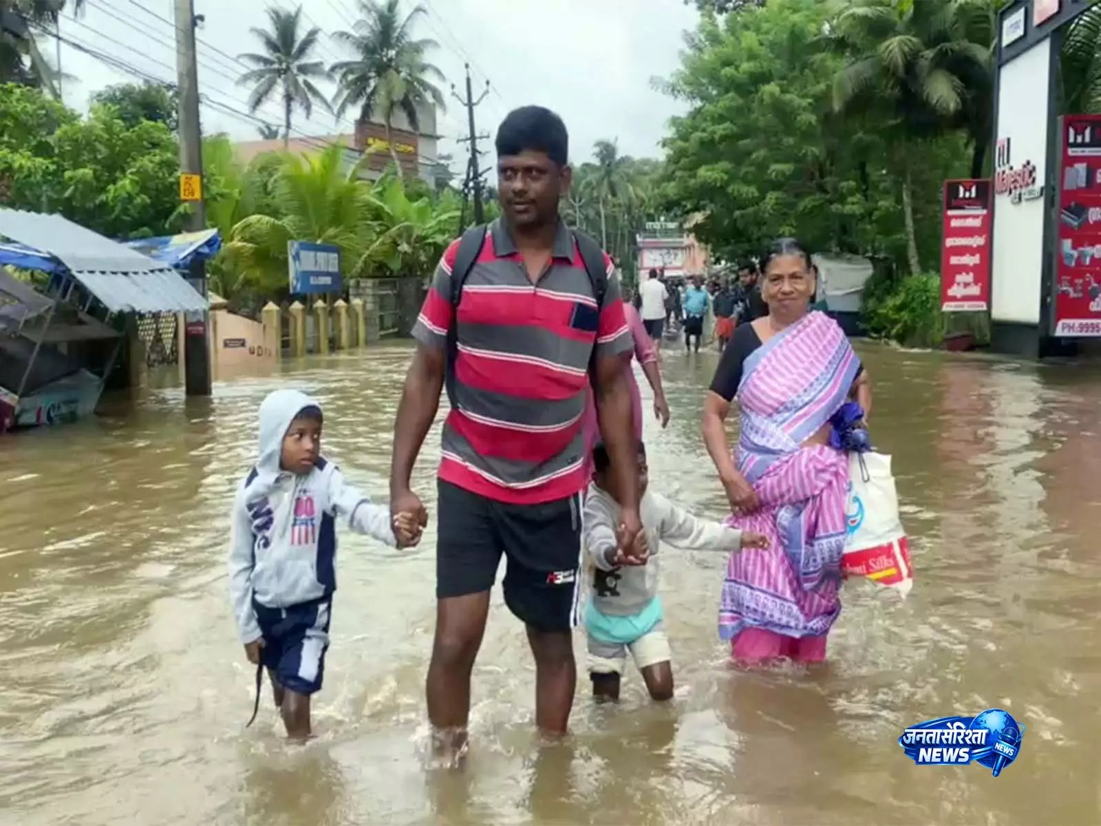 केरल के Idukki में भारी बारिश का कहर, भूस्खलन के बाद लोग राहत शिविरों में पहुंचे केरल के Idukki में भारी बारिश का कहर, भूस्खलन के बाद लोग राहत शिविरों में पहुंचे