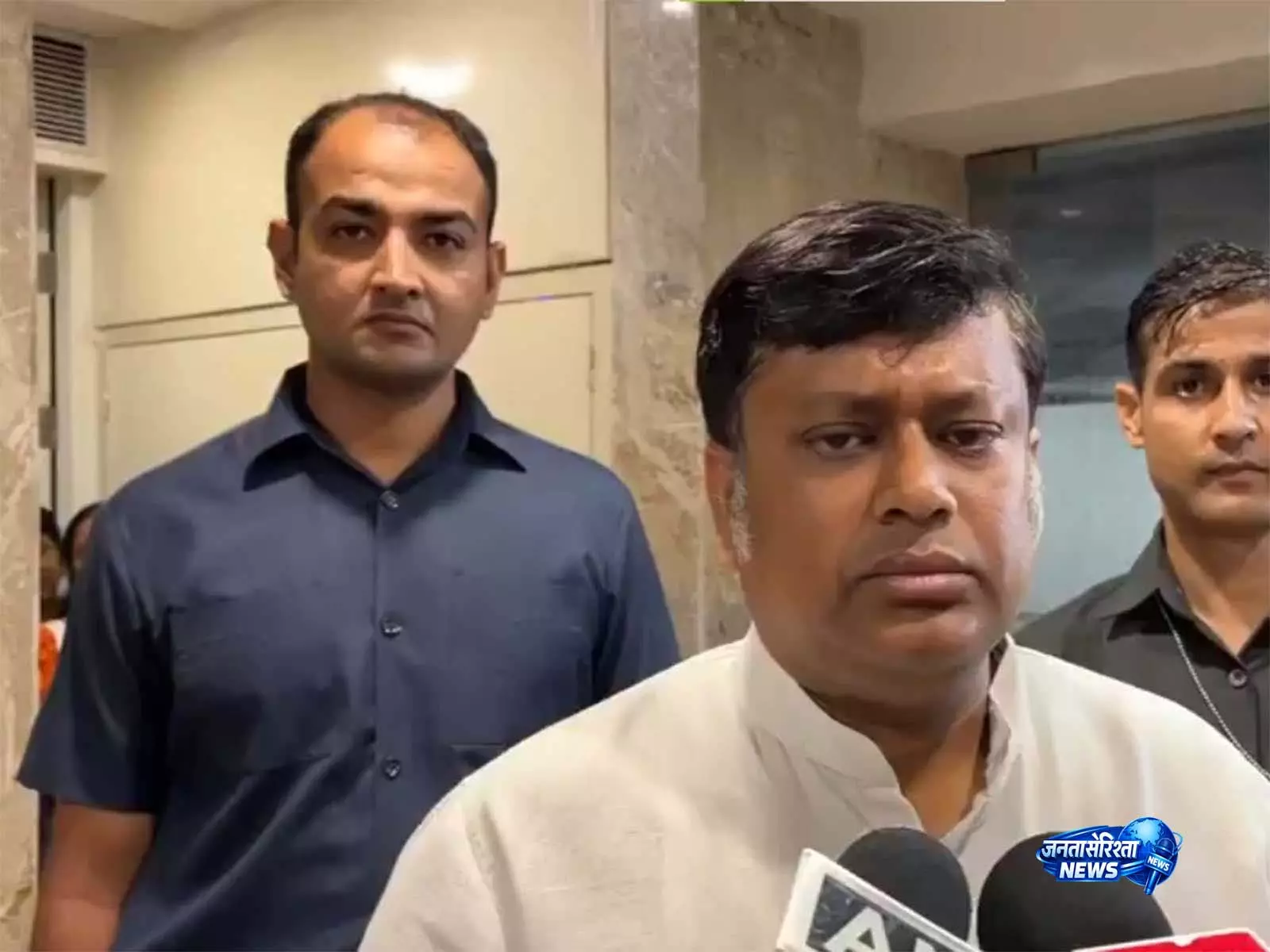 आतंकी संदिग्ध की गिरफ्तारी पर सुकांत मजूमदार का दावा, बोले- जांच में और खुलासे संभव आतंकी संदिग्ध की गिरफ्तारी पर सुकांत मजूमदार का दावा, बोले- जांच में और खुलासे संभव