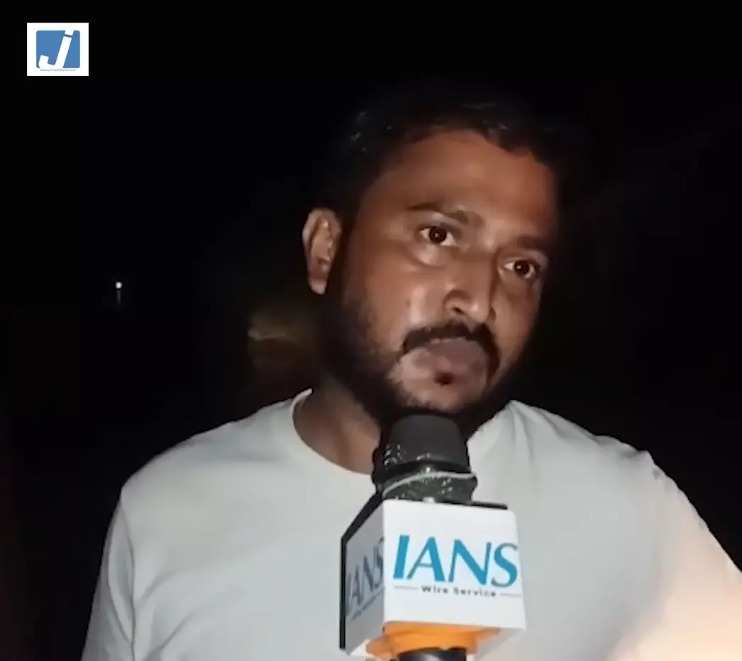 ओडिशा के केंद्रपाड़ा में बाढ़ का कहर, ग्रामीण बोले- कई दिनों से पानी में घिरे हैं लोग ओडिशा के केंद्रपाड़ा में बाढ़ का कहर, ग्रामीण बोले- कई दिनों से पानी में घिरे हैं लोग
