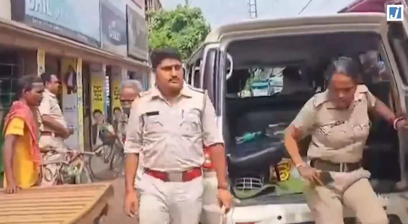 नदिया में प्रशासन का बाजारों पर शिकंजा, ओवरप्राइसिंग और नकली सामान के खिलाफ जांच अभियान नदिया में प्रशासन का बाजारों पर शिकंजा, ओवरप्राइसिंग और नकली सामान के खिलाफ जांच अभियान