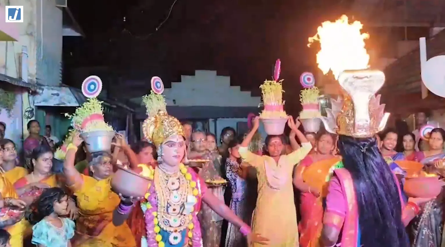 तंजावुर के मंदिर में शिव-पार्वती के रूप में सजे भक्तों ने किया भक्ति नृत्य, फूलों के साथ निकली महिलाओं की शोभायात्रा तंजावुर के मंदिर में शिव-पार्वती के रूप में सजे भक्तों ने किया भक्ति नृत्य, फूलों के साथ निकली महिलाओं की शोभायात्रा