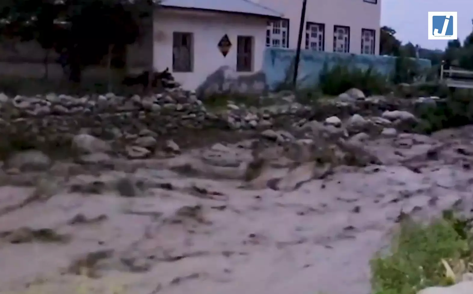 गांव में फ्लैश फ्लड का कहर, स्कूल भवन और बागों को पहुंचा नुकसान गांव में फ्लैश फ्लड का कहर, स्कूल भवन और बागों को पहुंचा नुकसान