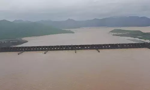 बाढ़ संकट से मिली राहत, गोदावरी का जलस्तर घटते ही मुलुगु और भूपालपल्ली में अलर्ट खत्म बाढ़ संकट से मिली राहत, गोदावरी का जलस्तर घटते ही मुलुगु और भूपालपल्ली में अलर्ट खत्म