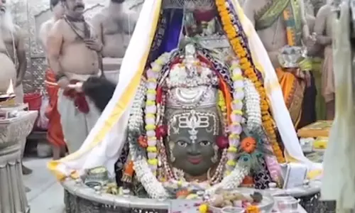 सावन के पहले सोमवार पर बाबा महाकाल का भांग से विशेष शृंगार, महाआरती में शामिल हुए हजारों श्रद्धालु