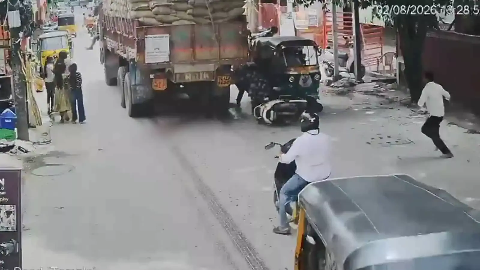 हैदराबाद में सड़क हादसे ने छीनी मासूम की जिंदगी, लॉरी से कुचलकर 6 साल के बच्चे की मौत
