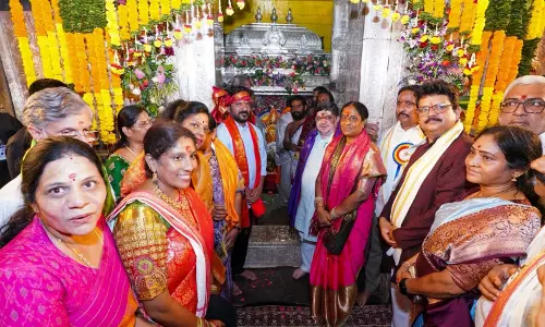 सिकंदराबाद में बोनालू महोत्सव का शुभारंभ, सीएम रेवंत और KTR ने लिया आशीर्वाद सिकंदराबाद में बोनालू महोत्सव का शुभारंभ, सीएम रेवंत और KTR ने लिया आशीर्वाद