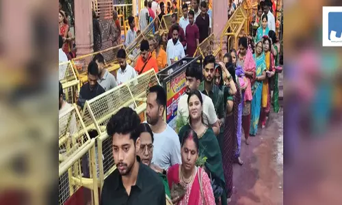 Sawan Somwar 2026: सावन के पहले सोमवार पर शिवालयों में उमड़ा आस्था का सैलाब, रात से ही लगी भक्तों की लंबी कतारें Sawan Somwar 2026: सावन के पहले सोमवार पर शिवालयों में उमड़ा आस्था का सैलाब, रात से ही लगी भक्तों की लंबी कतारें