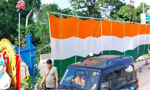 हरिद्वार कांवड़ यात्रा में आकर्षण का केंद्र बना 251 फीट लंबा तिरंगा कांवड़