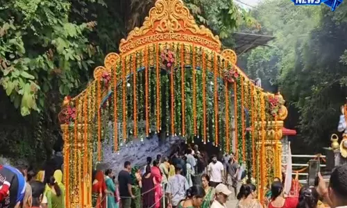 सावन के पहले सोमवार पर शिवालयों में उमड़ी आस्था, टपकेश्वर महादेव मंदिर में भक्तों की भीड़ सावन के पहले सोमवार पर शिवालयों में उमड़ी आस्था, टपकेश्वर महादेव मंदिर में भक्तों की भीड़