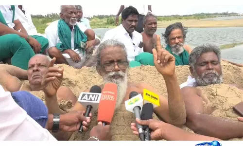 Tamil Nadu: किसानों ने खुद को रेत में दबाया, कावेरी का पानी तुरंत छोड़ने की मांग की