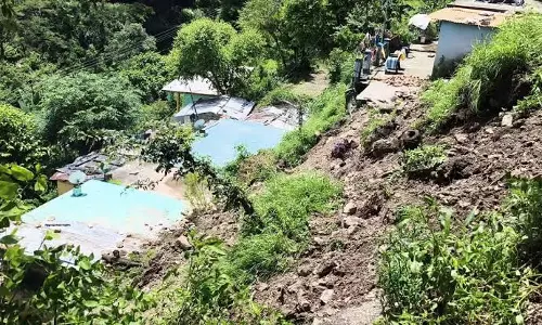 New Tehri: भूस्खलन के बाद टिहरी में परिवारों को सुरक्षित स्थान पर पहुंचाया गया