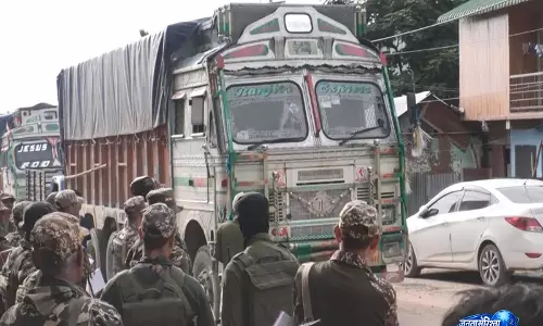 मणिपुर में CRPF सुरक्षा के बीच पेट्रोल उत्पादों की ढुलाई, इम्फाल काफिले से दूरी बनाए रखने की अपील मणिपुर में CRPF सुरक्षा के बीच पेट्रोल उत्पादों की ढुलाई, इम्फाल काफिले से दूरी बनाए रखने की अपील