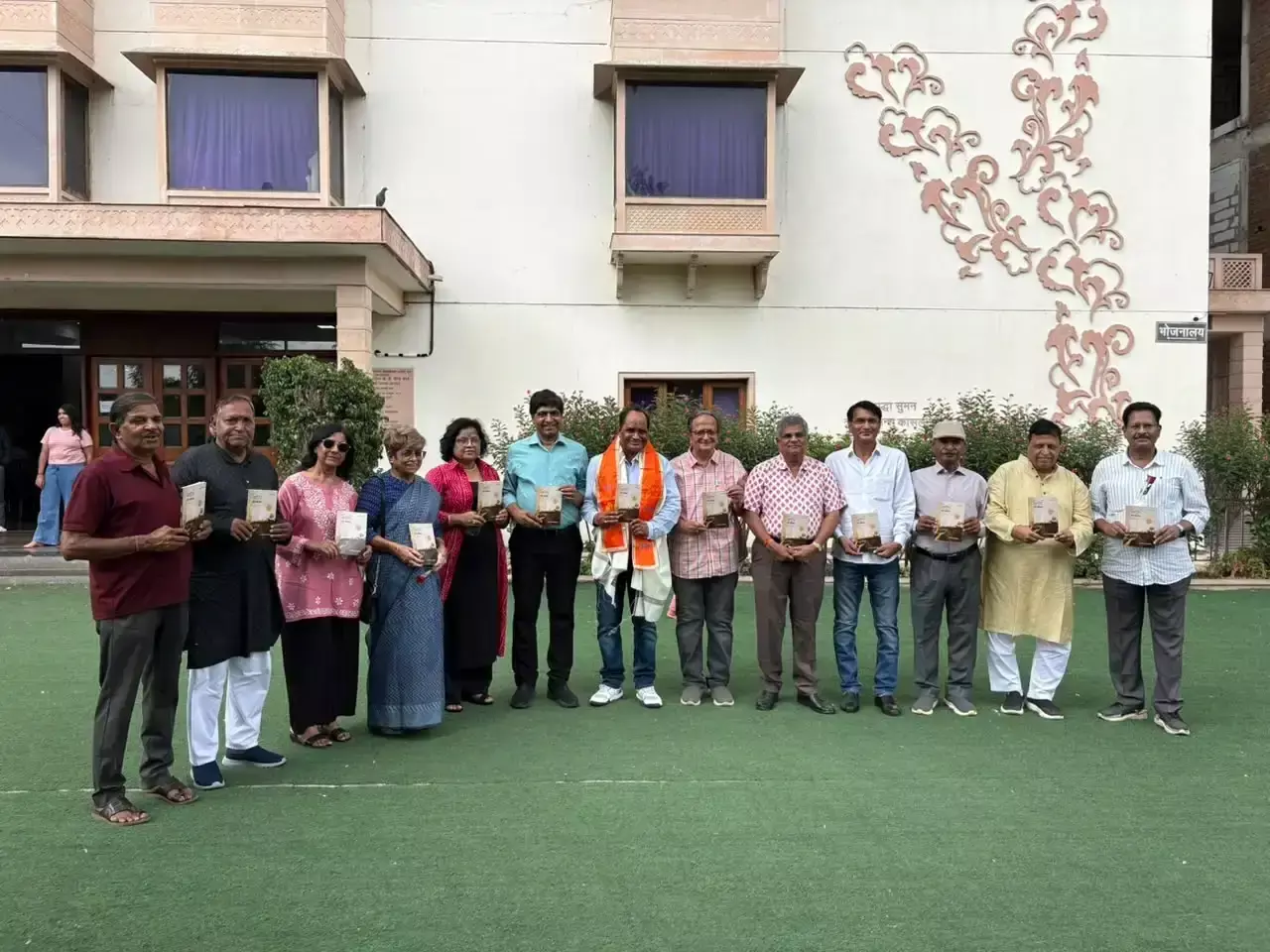 Jaipur: डॉ. लीलाधर की नई पुस्तक ‘मिट्टी की कीमत’ पाठकों को समर्पित Jaipur: डॉ. लीलाधर की नई पुस्तक ‘मिट्टी की कीमत’ पाठकों को समर्पित