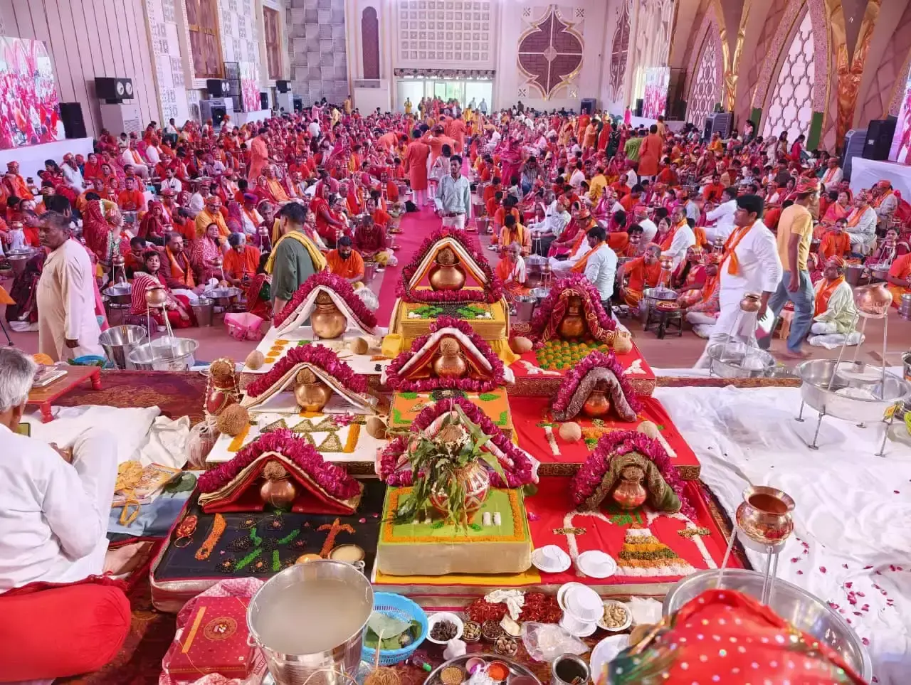 Jaipur: 251 पार्थिव शिवलिंगों की पूजा से भक्तिमय हुआ माहौल Jaipur: 251 पार्थिव शिवलिंगों की पूजा से भक्तिमय हुआ माहौल