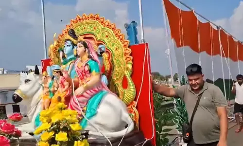 हरिद्वार से बागपत तक 251 फीट लंबी तिरंगा कांवड़, देशभक्ति के रंग में रंगी शिवभक्ति यात्रा हरिद्वार से बागपत तक 251 फीट लंबी तिरंगा कांवड़, देशभक्ति के रंग में रंगी शिवभक्ति यात्रा