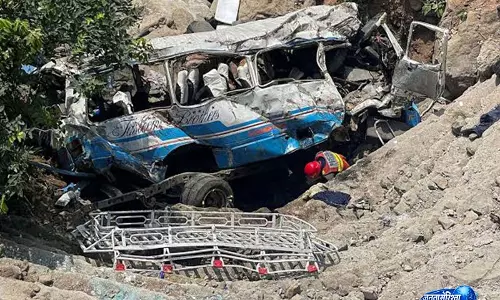 Pakistan में भीषण बस हादसा, 13 घायल, राजमार्ग सुरक्षा पर उठे सवाल Pakistan में भीषण बस हादसा, 13 घायल, राजमार्ग सुरक्षा पर उठे सवाल