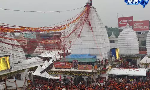 देवघर में भक्तों का जनसैलाब, जलार्पण के लिए 10 KM लंबी कतार में खड़े रहे श्रद्धालु देवघर में भक्तों का जनसैलाब, जलार्पण के लिए 10 KM लंबी कतार में खड़े रहे श्रद्धालु
