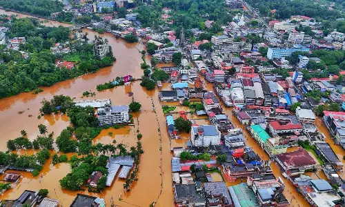 Kerala में बारिश से मरने वालों की संख्या 15 हुई; छह लोग लापता, 7,674 लोग राहत शिविरों में Kerala में बारिश से मरने वालों की संख्या 15 हुई; छह लोग लापता, 7,674 लोग राहत शिविरों में